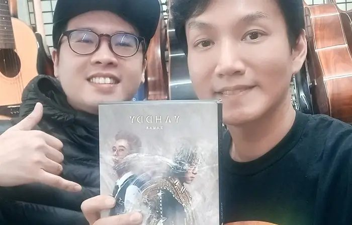 老學生 Rex Deng 帶著新專輯回來與盧老師合影