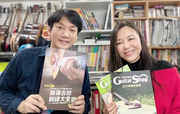 同學到教室購買《指彈吉他訓練大全》並與盧老師合影