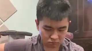 作業討論: Scott同學彈奏吉他敲擊手法，從基本功練起，彈