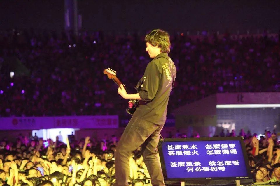 盧家宏在彰化體育場為張惠妹演唱會彈電吉他
